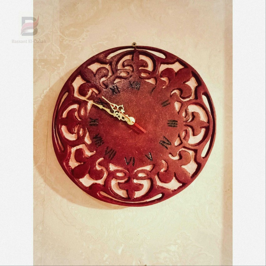 ساعة حائط خشبية
