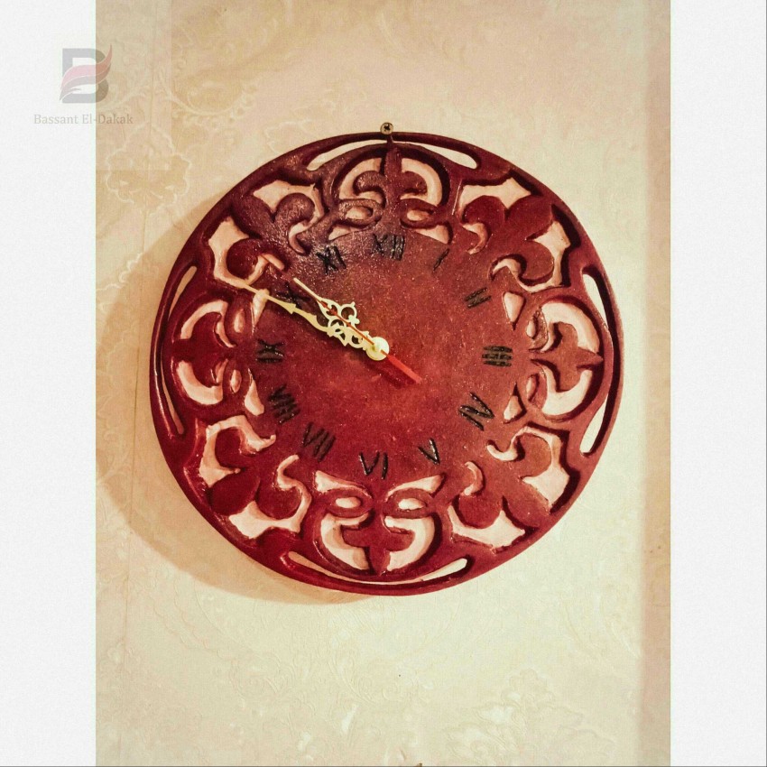 ساعة حائط خشبية