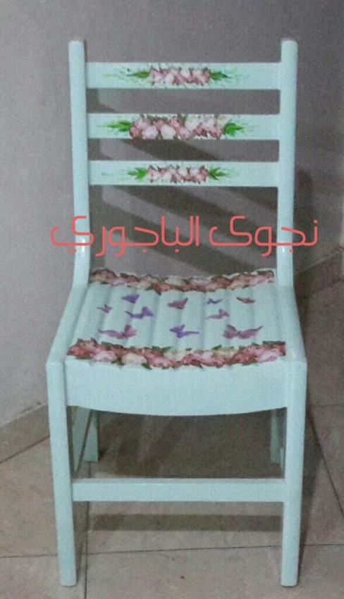 كرسي خشب مرسوم
