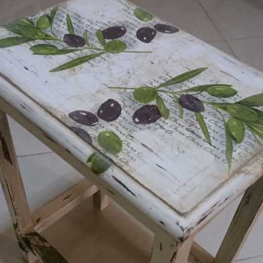 طاوله مرسومة يدويا