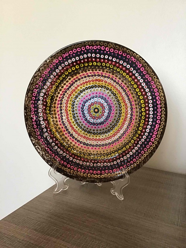 Dotting Art On A Glass Plate