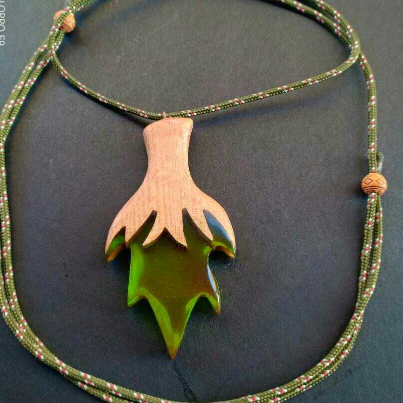 قلادة من الخشب و الريزن ٣