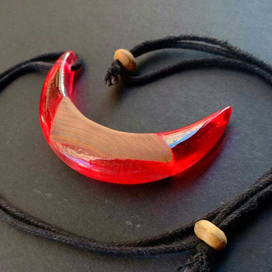قلادة من الخشب و الريزن ٧