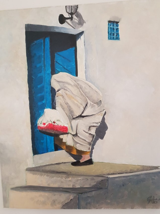 سيدة وباب ازرق